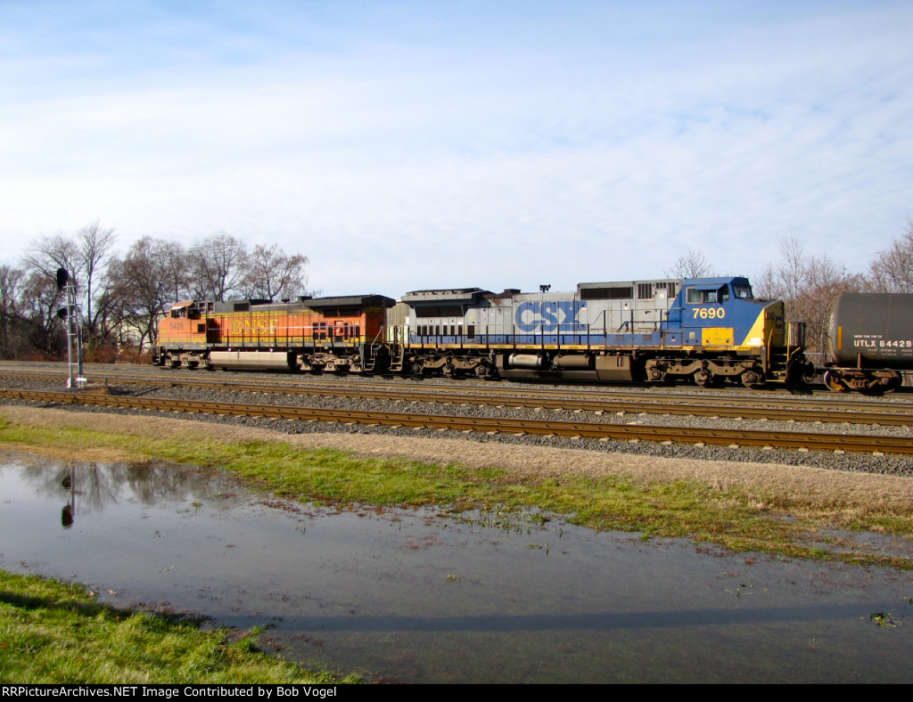 CSX 7690 and BNSF 5426